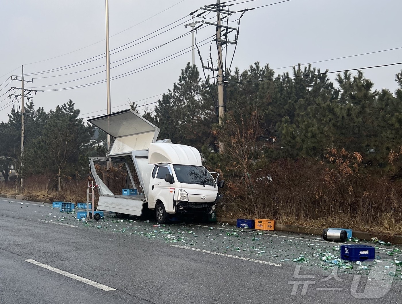 이날 오전 8시38분쯤 인천 서구 청라동에서 20대 운전자 A 씨가 몰던 주류 유통 트럭이 가드레일을 들이받았다.(인천소방본부 제공)2025.1.14/뉴스1