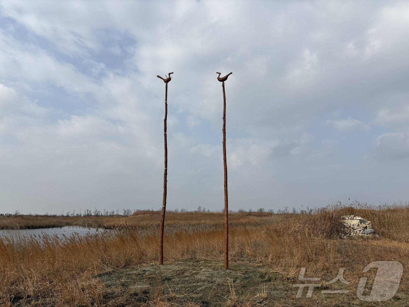  새만금환경생태단지 내 설치된 조류 쉼터 솟대(생태단지 제공)2025.1.14/뉴스1 