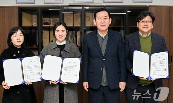 강원 원주시시설관리공단이 지난 13일 공단 본청에서 법률 및 노무 분야 고문들을 위촉한 가운데, 조남현 공단 이사장(오른쪽 두번째)이 고문들과 기념촬영하고 있다. (원주시시설관리공단 제공) 2025.1.14/뉴스1