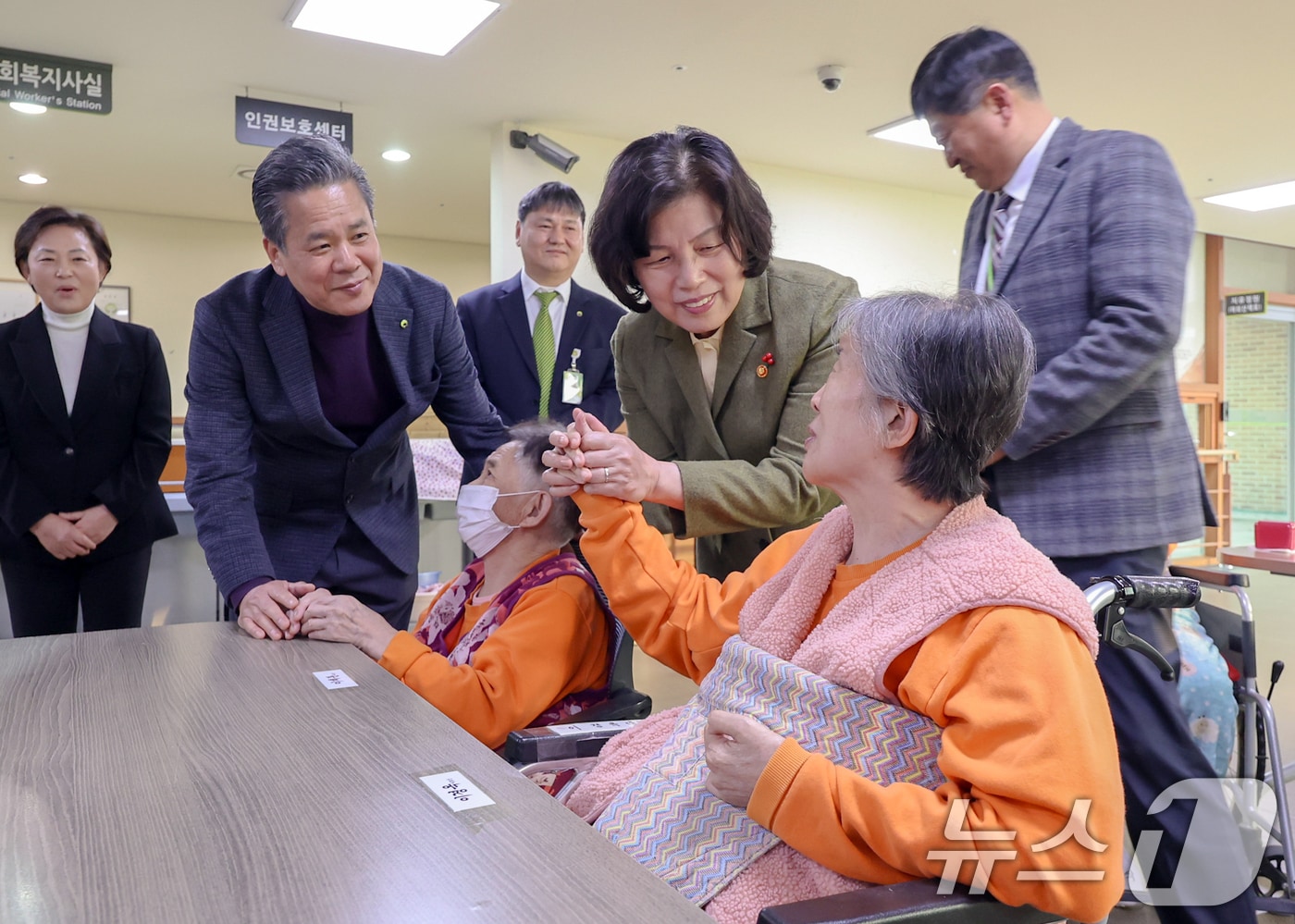 강정애 국가보훈부 장관이 지난 1월 대전시 유성구 대전보훈요양원에서 고령 국가유공자의 건강상태를 살피고 입소 어르신들을 위로하고 있다. (국가보훈부 제공) 2025.1.14/뉴스1 ⓒ News1 김진환 기자