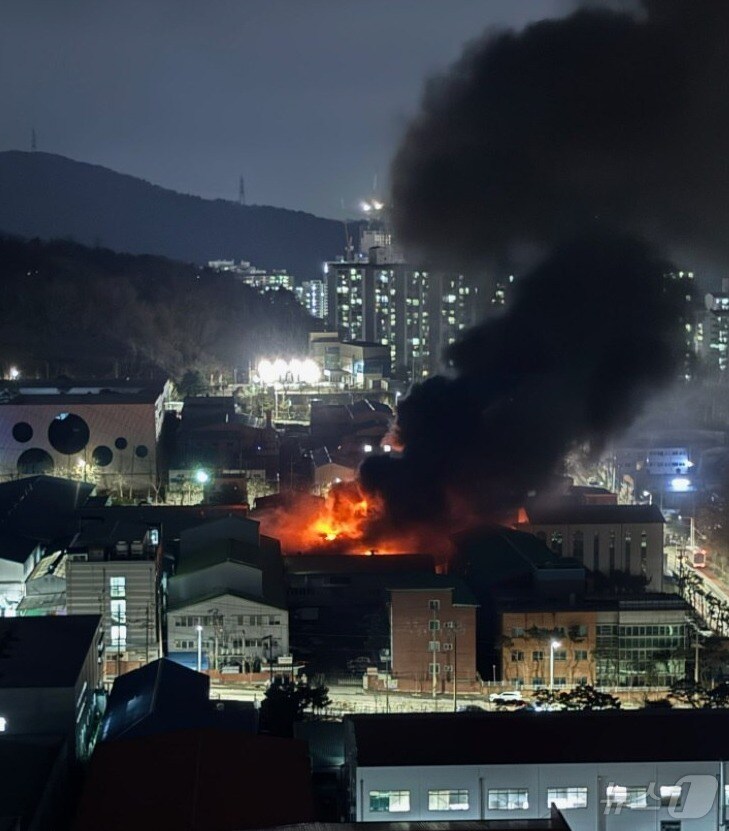 의정부시 침구제조 공장 화재 모습.&#40;경기도북부소방재난본부 제공.&#41;/