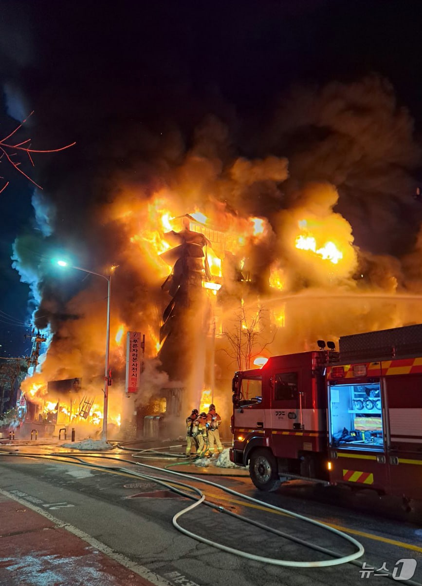 14일 오후 경기 의정부시 용현동 용현산업단지 내 침구제조 공장에서 화재가 발생해 소방 당국이 진화 작업을 벌이고 있다. (경기도북부소방재난본부 제공) 2025.1.14/뉴스1 ⓒ News1 김진환 기자
