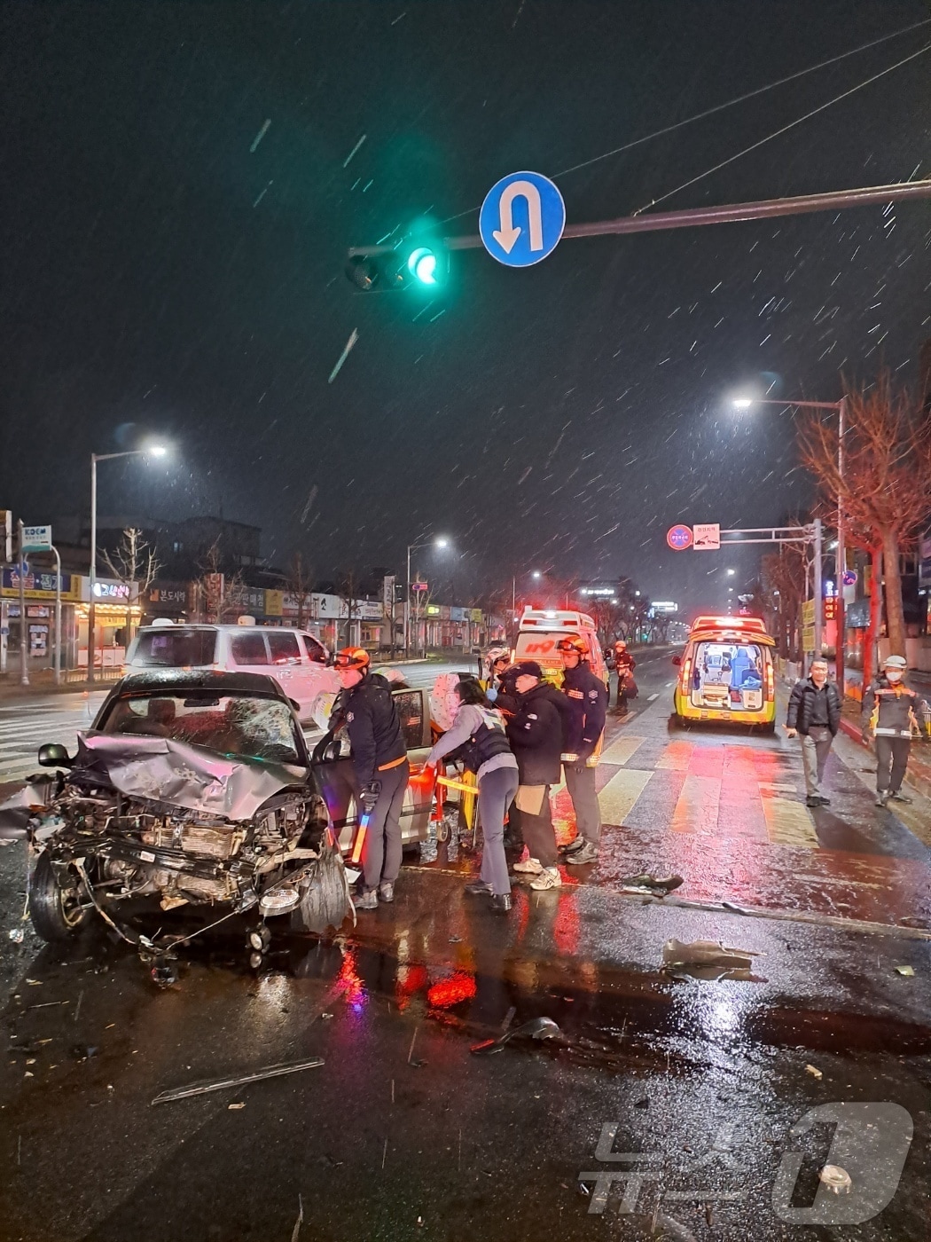  14일 오후 10시 32분께 전북 군산시 조촌동 한 도로에서 승용차와 경차가 충돌했다.(전북소방 제공) 2025.1.15/뉴스1