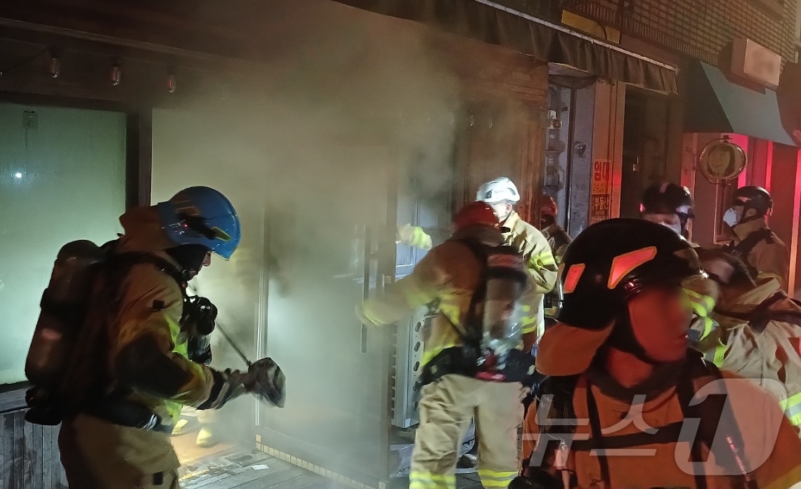 15일 오전 부산 동구 초량동 한 음식점에서 불이 나 소방대원들이 진화작업을 벌이고 있다. (부산소방재난본부 제공)