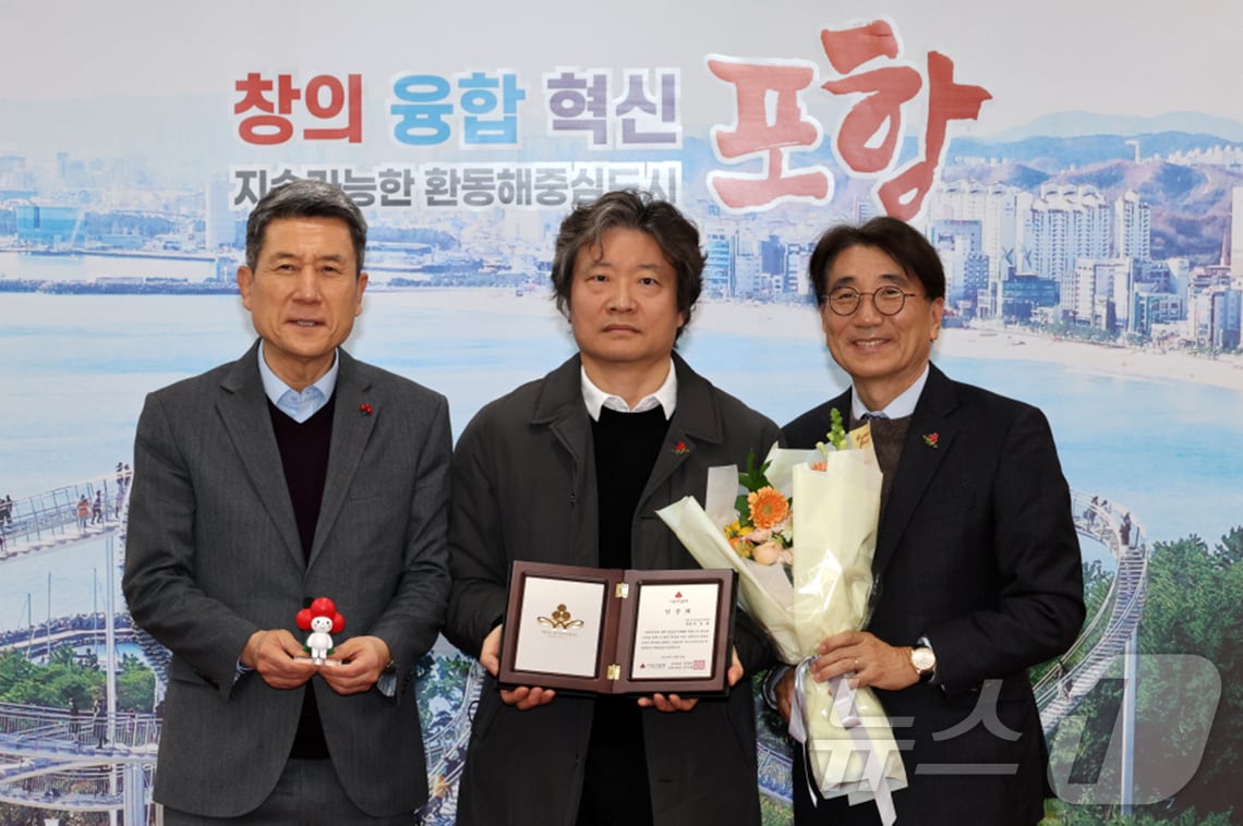 포항시에서 12번째 아너소사이어티 회원으로 이름을 올린 지영환 화인의원 원장이 15일 이강덕 시장&#40;왼쪽&#41;과 함께 기념촬영을 하고 있다. &#40;포항시 제공&#41; 2025.1.15/뉴스1.