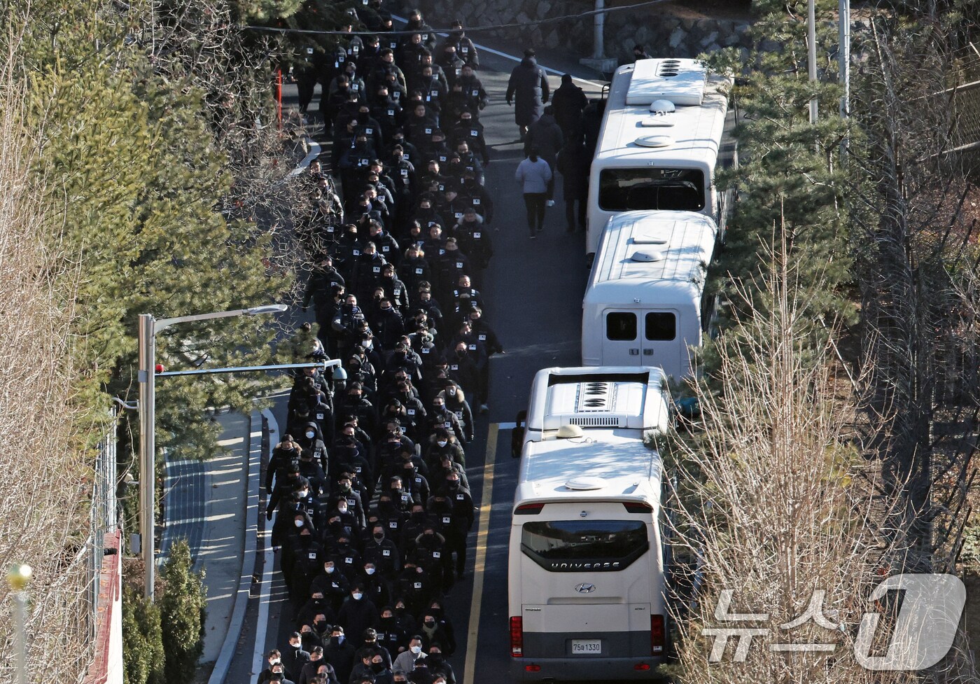 고위공직자범죄수사처와 경찰로 구성된 공조수사본부 체포팀이 15일 오전 윤석열 대통령에 대한 2차 체포영장 집행을 마친 후 서울 용산구 한남동 대통령 관저 정문를 빠져나오고 있다. 2025.1.15/뉴스1 ⓒ News1 오대일 기자