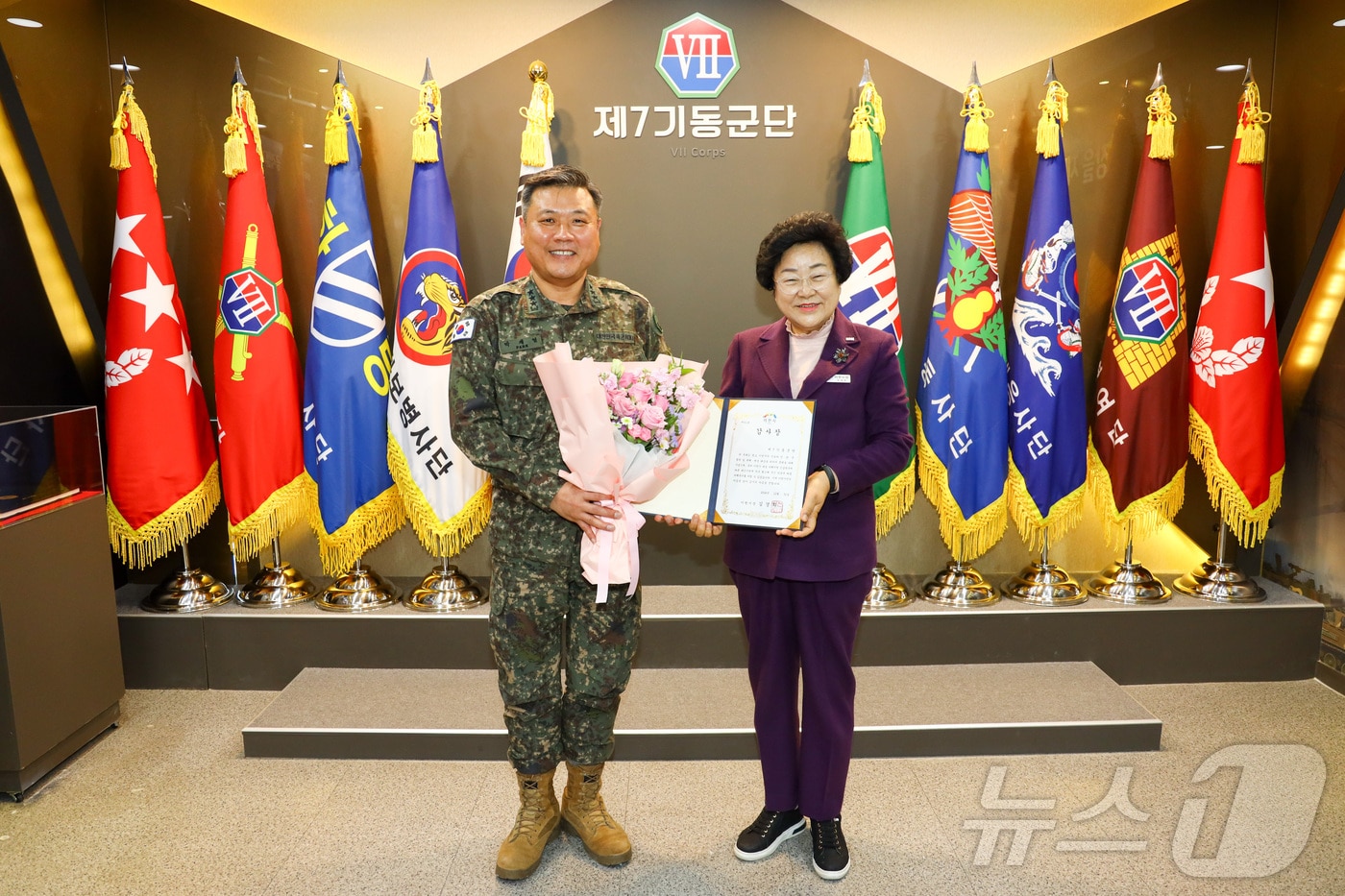 김경희 이천시장&#40;오른쪽&#41;이 육군 제7기동군단장에게 감사장을 전달하고 기념촬영을 하고 있는 모습.&#40;이천시 제공&#41;