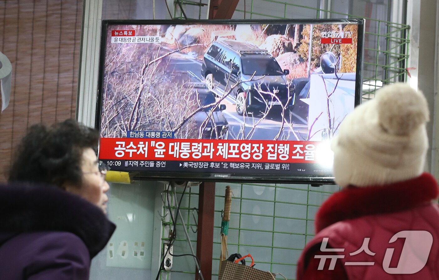 윤석열 대통령이 내란 우두머리 혐의로 체포된 15일 오전 대전 중앙시장에서 상인이 TV 생중계를 시청하고 있다. 2025.1.15/뉴스1 ⓒ News1 김기태 기자