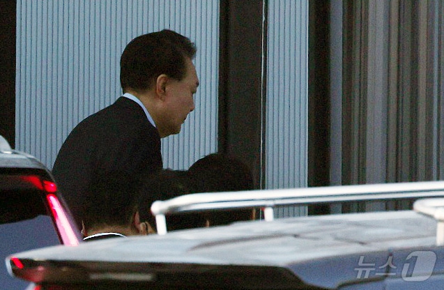 내란 우두머리 혐의로 체포된 윤석열 대통령이 15일 오전 경기 과천 고위공직자범죄수사처(공수처)에 도착해 조사실로 향하고 있다.(공동취재) 2025.1.15/뉴스1 ⓒ News1 김영운 기자