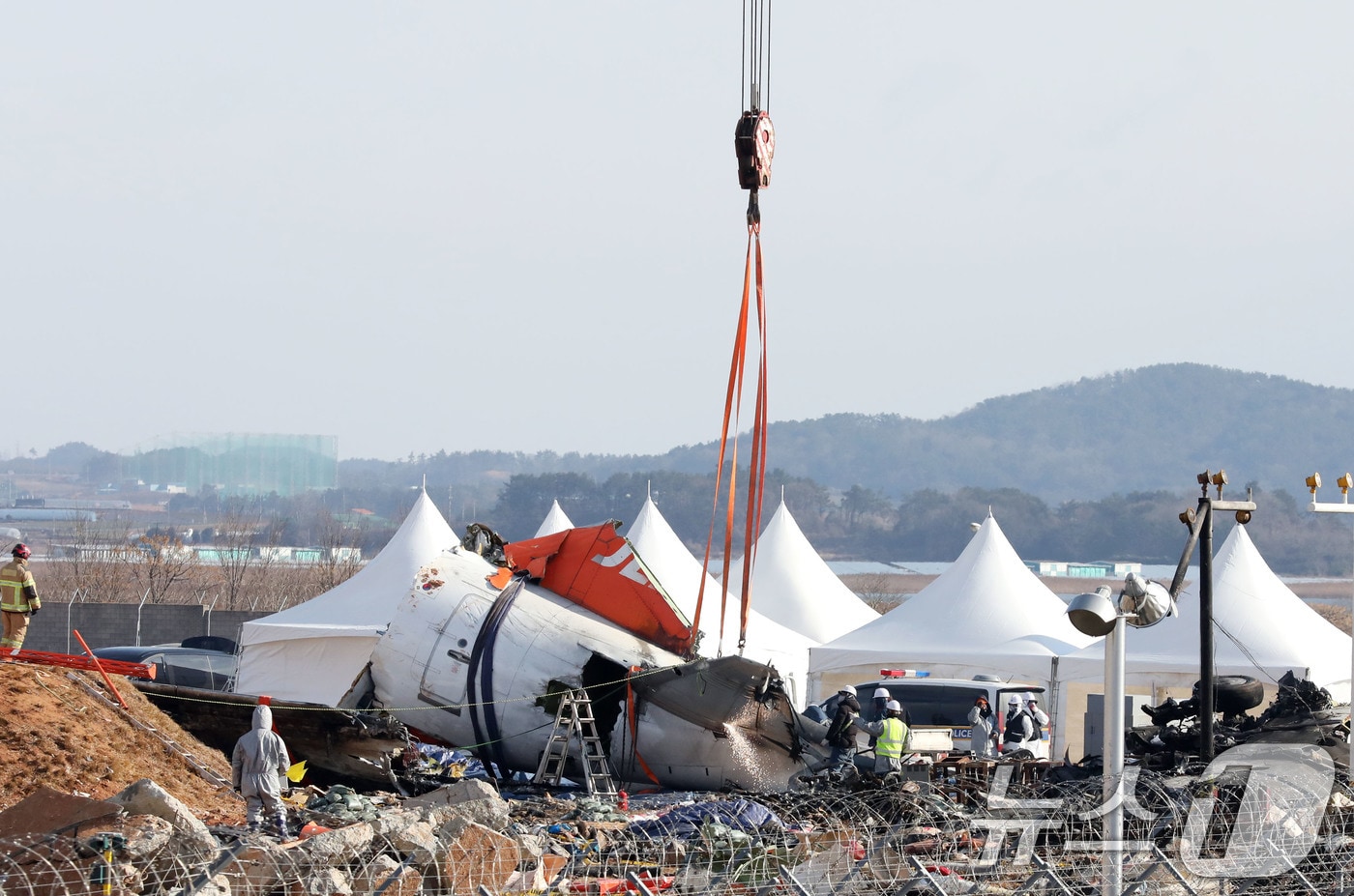 15일 오전 전남 무안국제공항 참사 현장에서 항공·철도사고 조사위원회 관계자들이 기체 잔해인 날개 부분을 수습하고 있다. 2025.1.15/뉴스1 ⓒ News1 박지현 기자