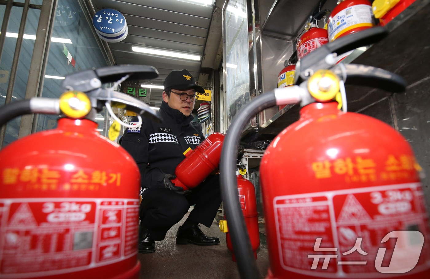 설 명절을 앞두고 15일 오전 대전 동구 중앙시장에서 동부소방서 소속 소방관들이 소화기를 점검하고 있다. 이날 동부소방서는 장비 9대와 소방관 30명을 투입해 전통시장 내 소방출동로 확보 훈련 및 소방시설을 점검했다. 2025.1.15/뉴스1 ⓒ News1 김기태 기자