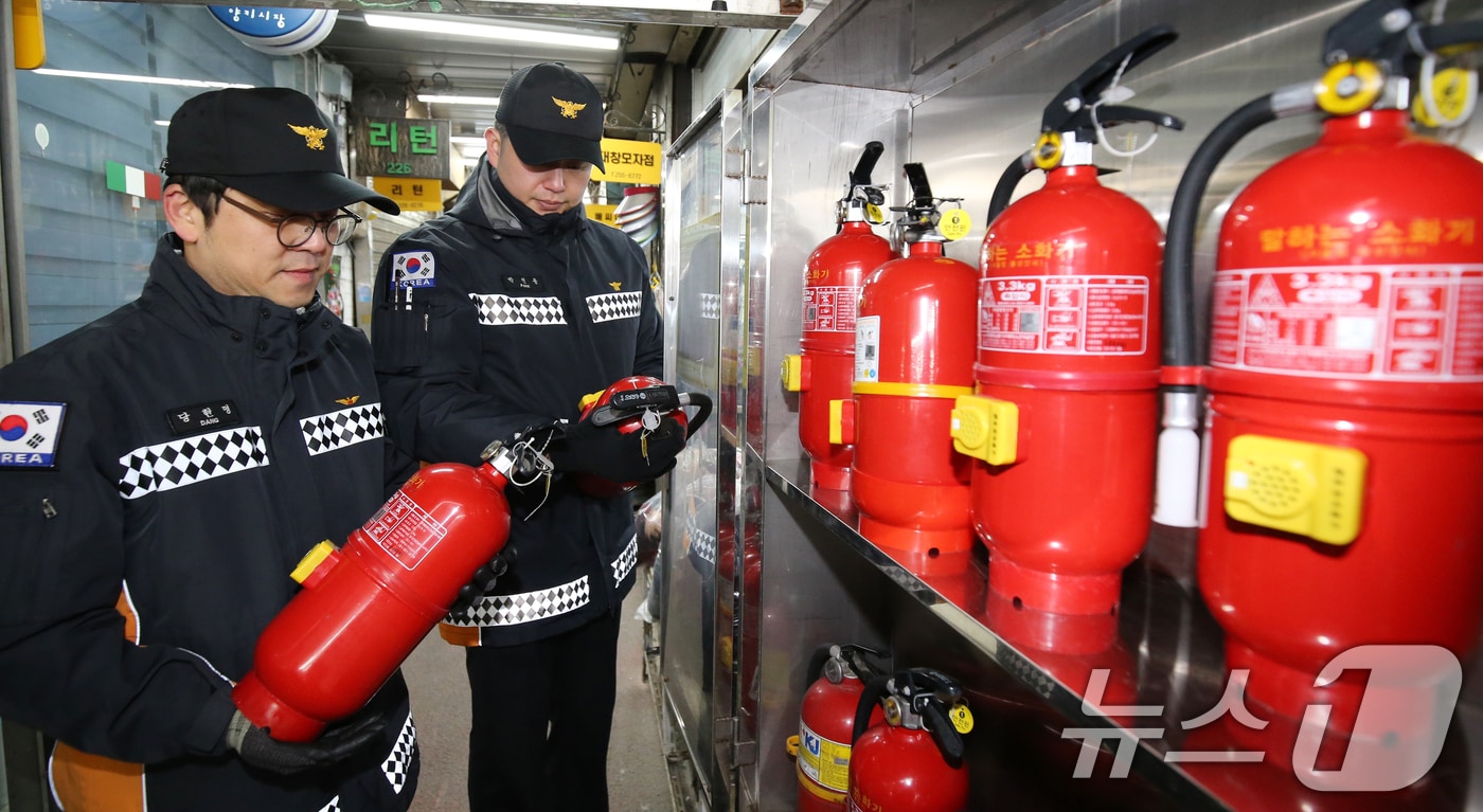 소방관들이 소화기를 점검하고 있다.  2025.1.15/뉴스1 ⓒ News1 김기태 기자