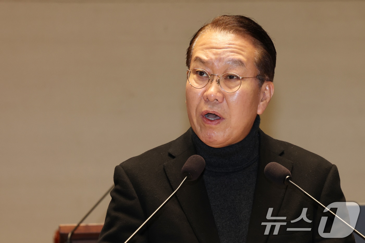 권영세 국민의힘 비상대책위원장이 15일 오전 서울 여의도 국회에서 열린 비상의원총회에서 발언하고 있다. 2025.1.15/뉴스1 ⓒ News1 이광호 기자