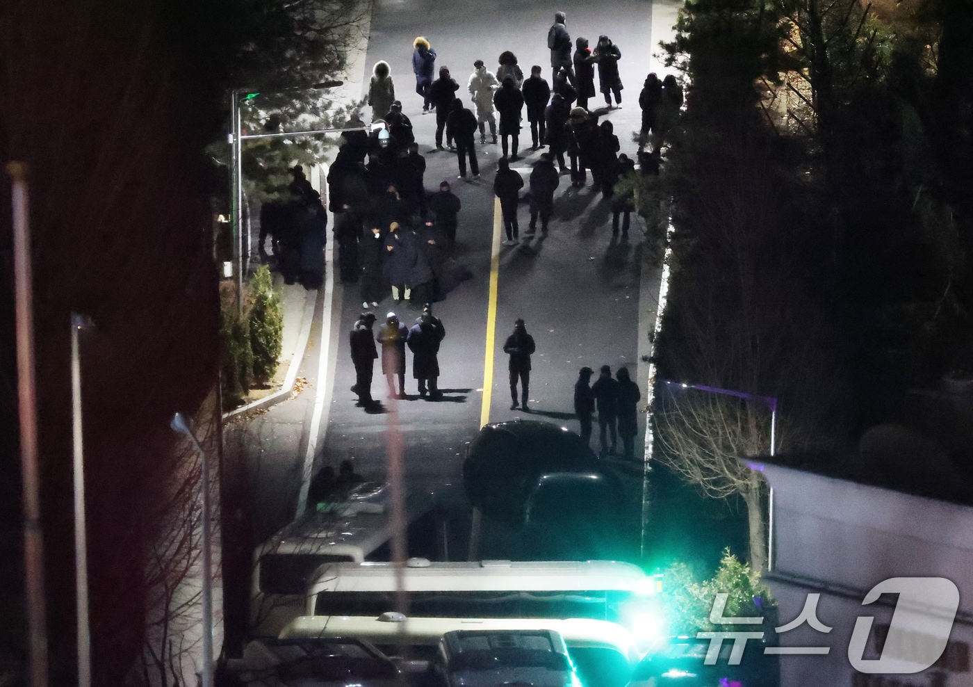 고위공직자범죄수사처와 경찰로 구성된 공조수사본부가 윤석열 대통령에 대한 2차 체포영장 집행에 나선 15일 오전 서울 용산구 한남동 대통령 관저 정문 진입로에 경호처 직원들이 대기하고 있다. 2025.1.15/뉴스1 ⓒ News1 오대일 기자