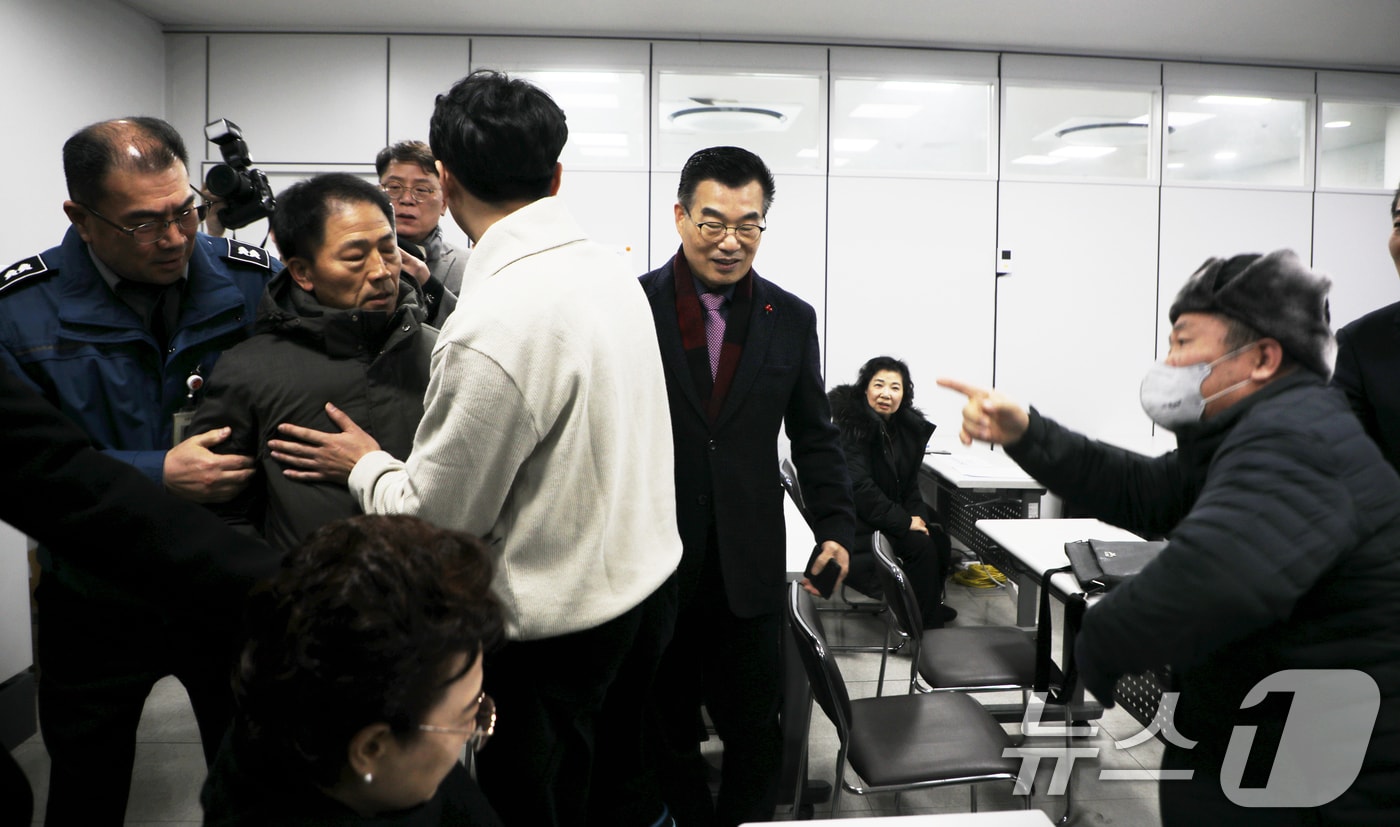 윤석열 대통령이 &#39;12·3 계엄 사태&#39; 이후 43일 만에 체포된 15일 광주시의회 브리핑룸에서 자유민주주의 수호 광주연대가 &#39;탄핵 반대&#39; 기자회견을 개최한 가운데 &#39;탄핵 찬성&#39;을 주장하고 있는 광주비상행동과 충돌하고 있다. 2025.1.15/뉴스1 ⓒ News1 이수민 기자