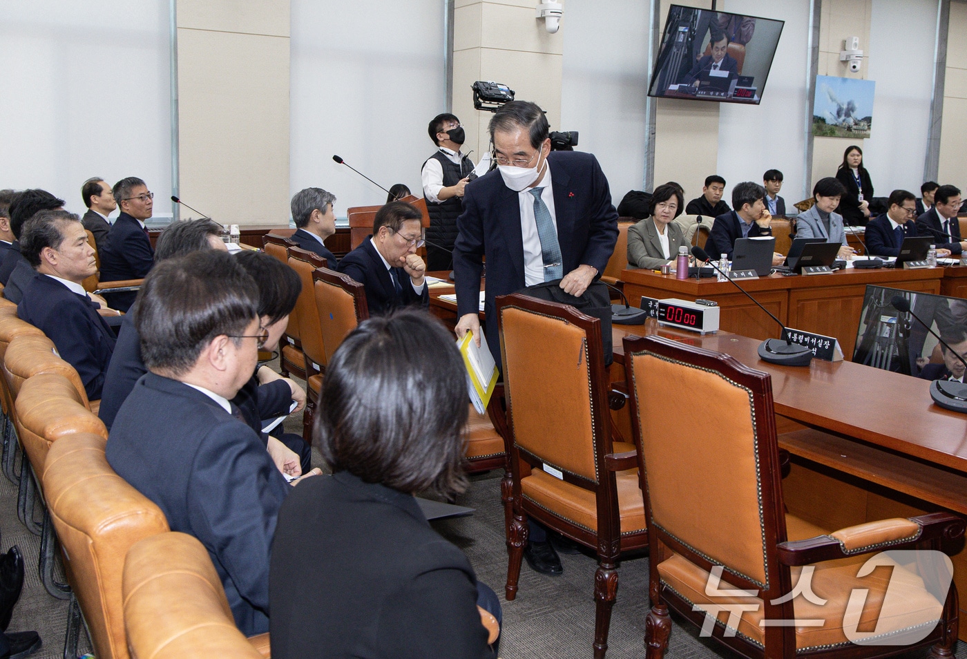 한덕수 국무총리가 15일 오후 서울 여의도 국회에서 열린 윤석열 정부의 비상계엄 선포를 통한 내란 혐의 진상규명 국정조사특별위원회 제4차 전체회의에서 이석하고 있다. 2025.1.15/뉴스1 ⓒ News1 이재명 기자