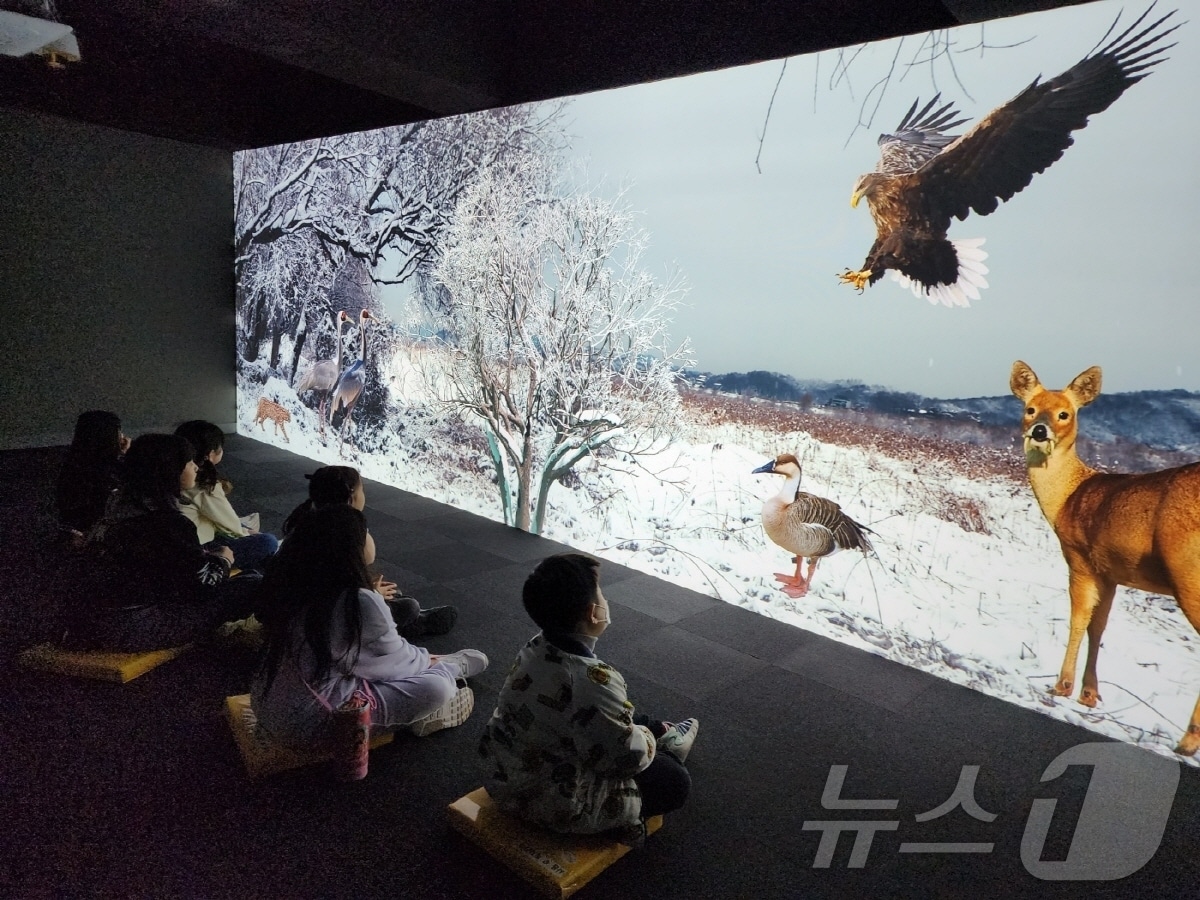 람사르 고양 장항습지생태관에서 방문객들이 습지 생태 관련 시청각 자료를 보고 있다. (고양시 제공)