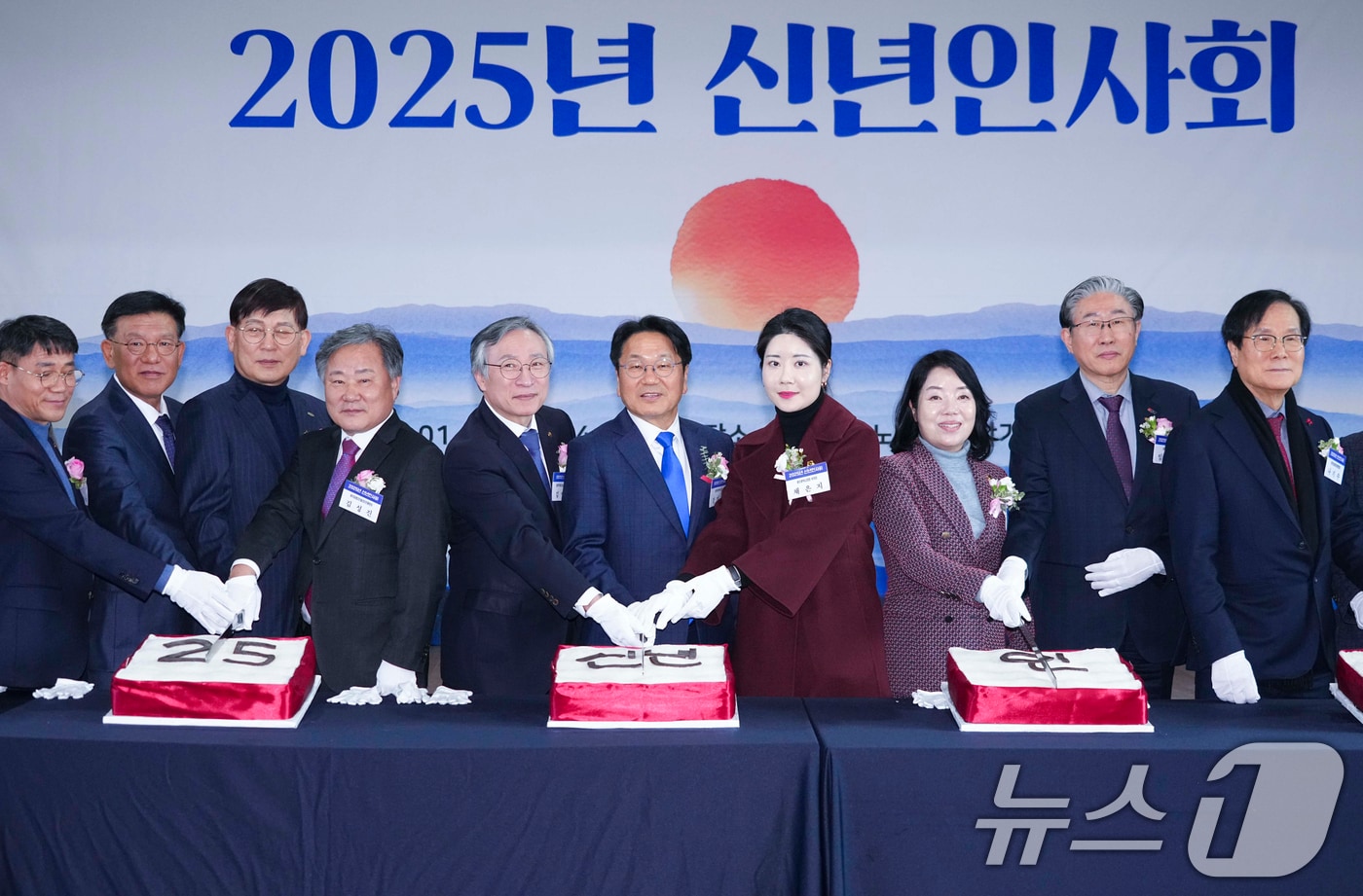 강기정 광주시장이 15일  광주테크노파크에서 열린 '지산학연 협의체 신년인사회'에 참석해 김영집 광주테크노파크 원장, 시의원, 입주기업 대표 등과 떡 케이크를 자르고 있다.(광주시 제공)2025.1.15/뉴스1