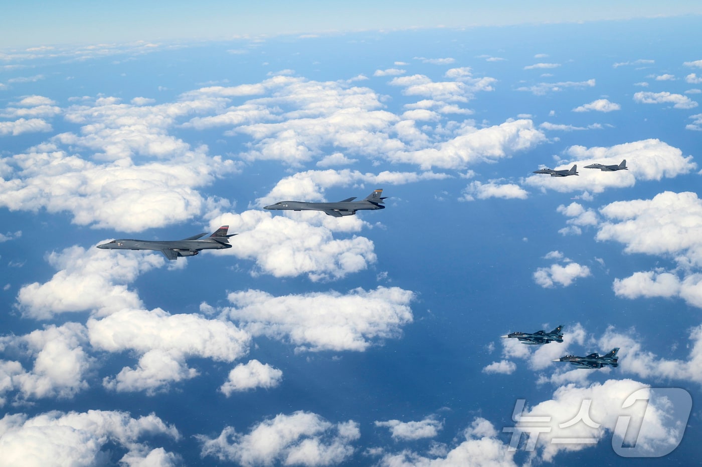 15일 한반도 인근 공해상공에서 대한민국 공군 F-15K 2대와 일본 항공자위대 F-2 2대, 미국 B-1B 랜서 2대가 훈련하고 있다. (미 7공군 제공) 2025.1.15/뉴스1