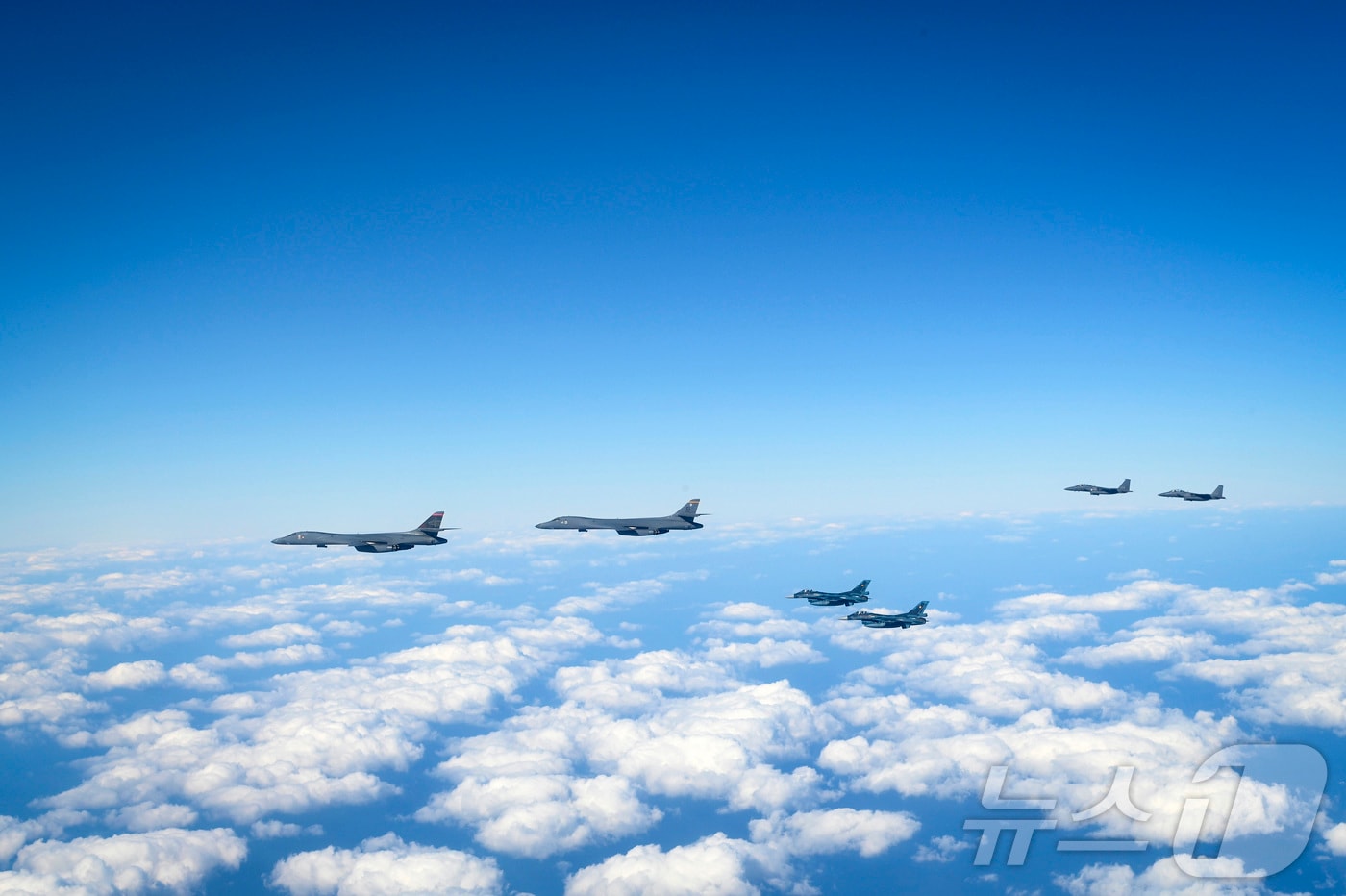 올해 1월 한반도 인근 공해상공에서 대한민국 공군 F-15K 2대와 일본 항공자위대 F-2 2대, 미국 B-1B 랜서 2대가 훈련하고 있다. (미 7공군 제공) 2025.1.15/뉴스1