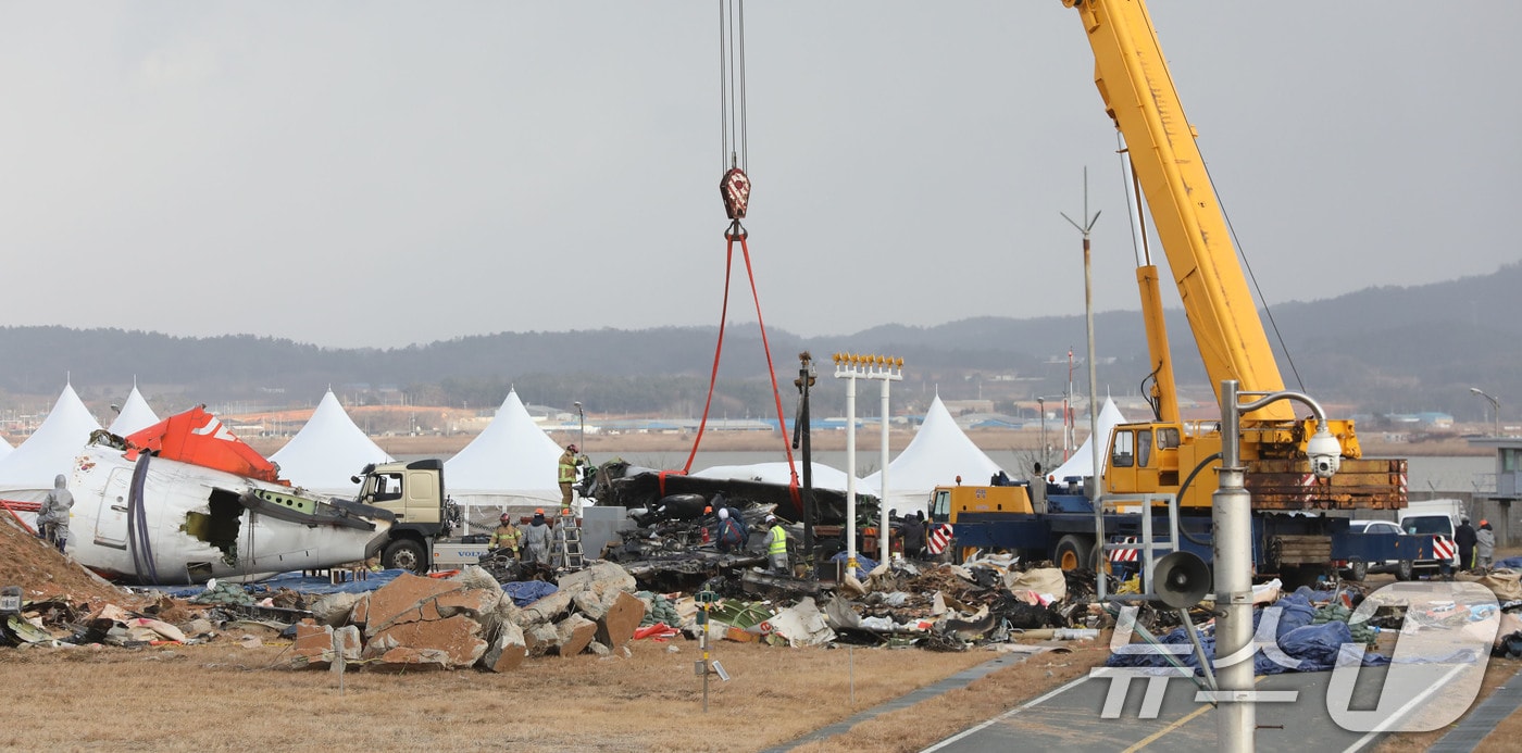 15일 전남 무안국제공항 여객기 참사 현장에서 기체 잔해 일부를 크레인으로 들어올리고 있다. 2025.1.15/뉴스1 ⓒ News1 박지현 기자