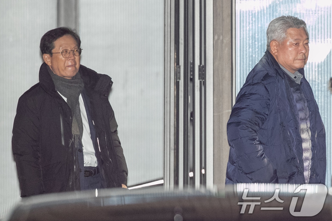 내란 우두머리 혐의로 고위공직자범죄수사처에 체포된 윤석열 대통령이 지난 1월15일 오후 경기 과천시 공수처에서 조사를 마치고 서울구치소로 떠난 뒤 윤 대통령 변호인단 김홍일 전 방송통신위원장(오른쪽)과 윤갑근 변호사(왼쪽)가 차량으로 향하고 있다. (공동취재)/뉴스1 ⓒ News1 김명섭 기자