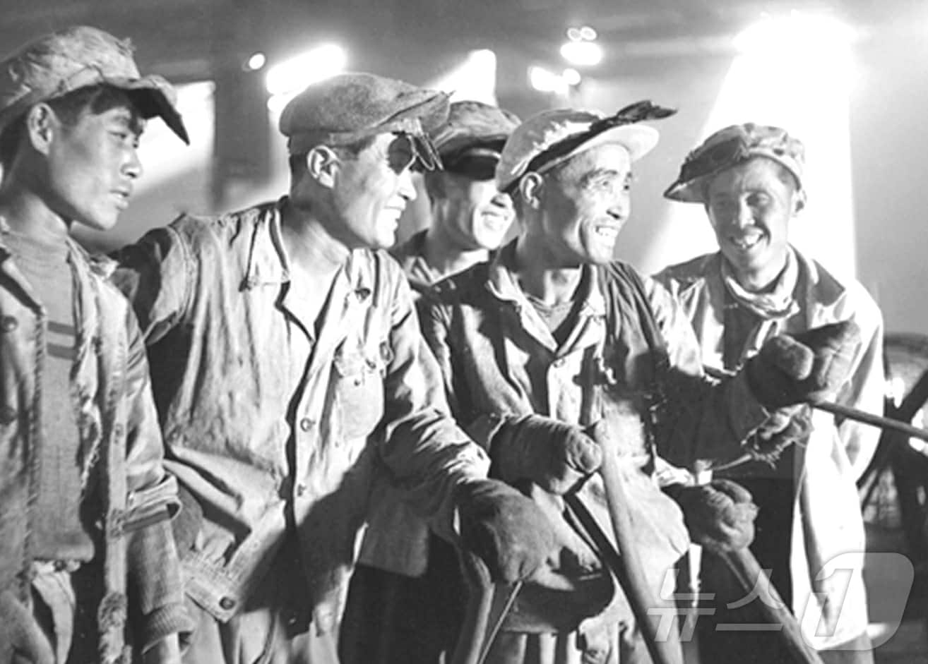 &#40;평양 노동신문=뉴스1&#41; = 북한 노동당 기관지 노동신문은 16일 &#34;전세대들은 당의 호소에 충성과 애국으로 화답했다&#34;면서 &#34;오늘날 충성도 애국도 증산에 있다&#34;라고 전했다. [국내에서만 사용가능. 재배포 금지. DB 금지. For Use Only in the Republic of Korea. Redistribution Prohibited] rodongphoto@news1.kr