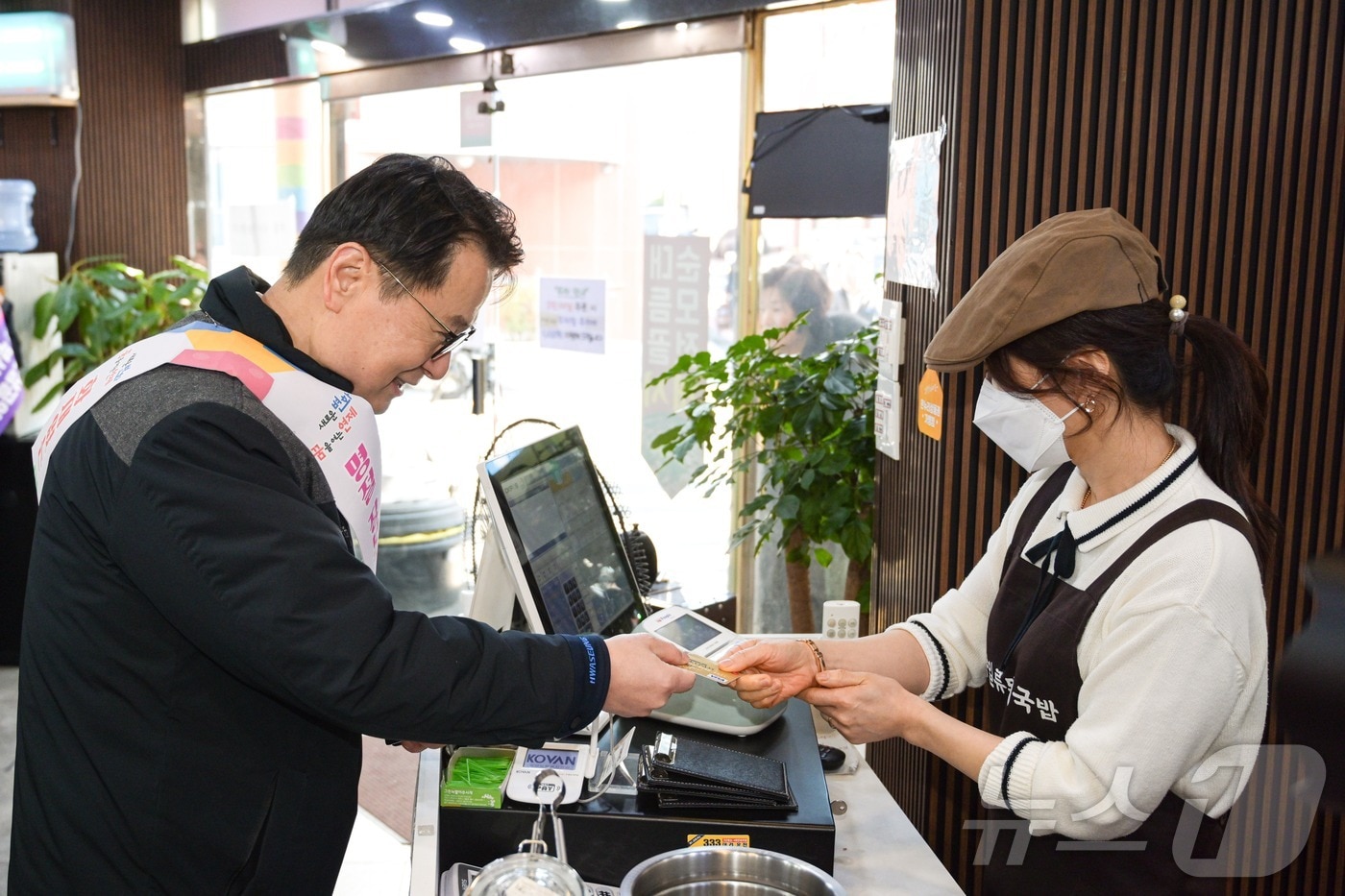 박동호 화승네트웍스 대표가 부산형 착한 결제 캠페인에 참가하기 위해 선결제를 하고 있다.(부산시 제공스