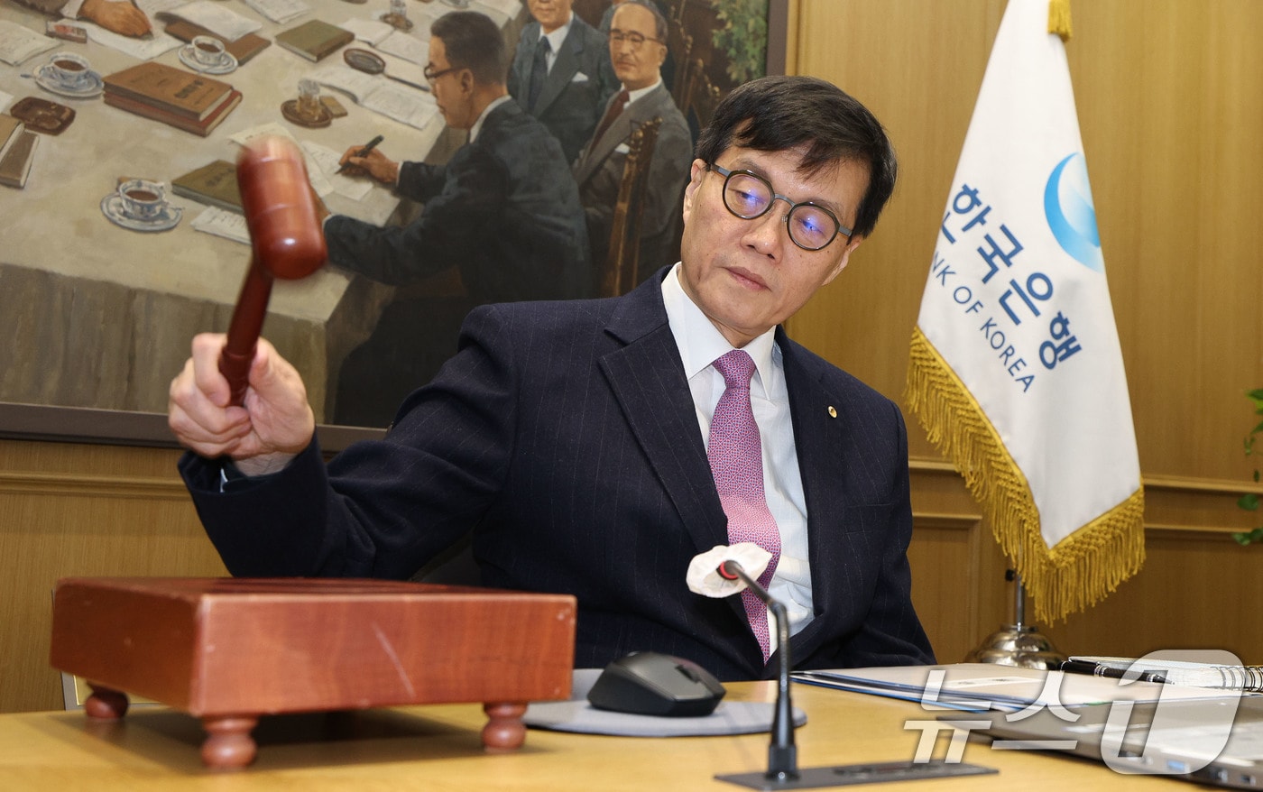 이창용 한국은행 총재가 16일 오전 서울 중구 한국은행에서 열린 금융통화위원회 본회의에서 의사봉을 두드리고 있다. 2025.1.16/뉴스1 ⓒ News1 사진공동취재단