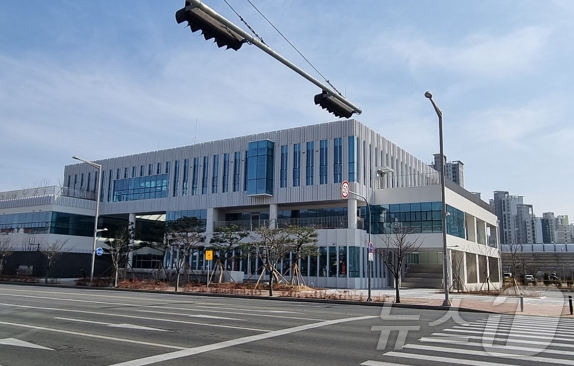 대구혁신도시 복합문화센터 이용객 수가 시범 운영 보름만에 2만명을 넘어섰다. 사진은 복합문화센터 전경. (대구시 제공)/뉴스1