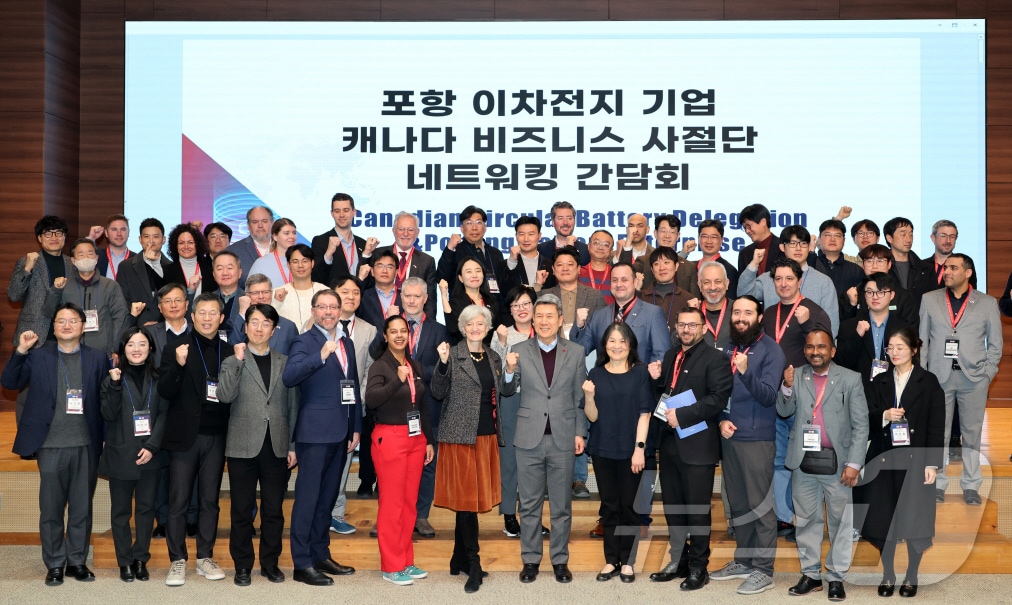 경북 포항시가 캐나다와 배터리 순환 경제를 위한 글로벌 협력체계를 구축하기로 한 가운데 15일  포항시를 방문한 타마라 모휘니 주한 캐나다 대사와 캐나다 비즈니스 사절단이 포하시청 대회의실에서 이강덕 포항시장과 지역 이차전지 관계자들과 함께 기념촬영을 하고 있다. (포항시제공) 2025.1.16/뉴스1