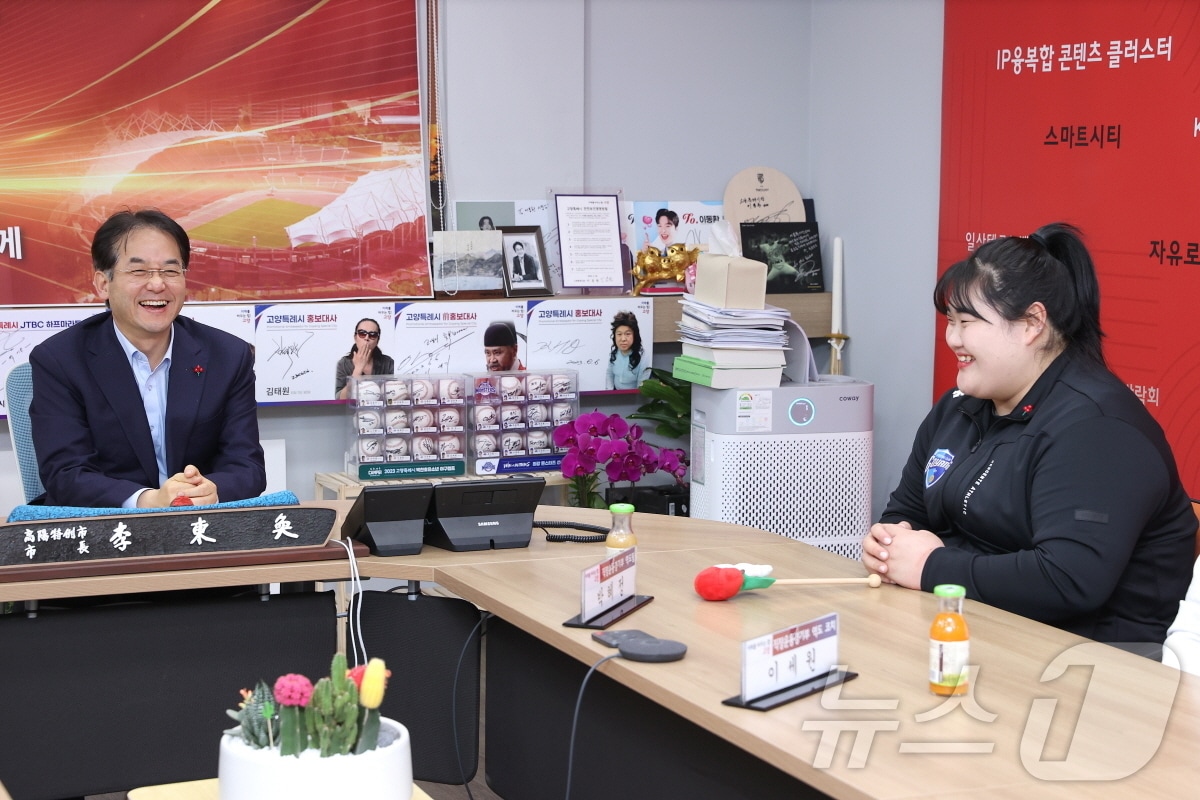 15일 경기 고양시청 열린 시장실에서 박혜정 선수가 기부금 전달식 후 이동환 시장과 이야기를 나누고 있다. (고양시 제공)