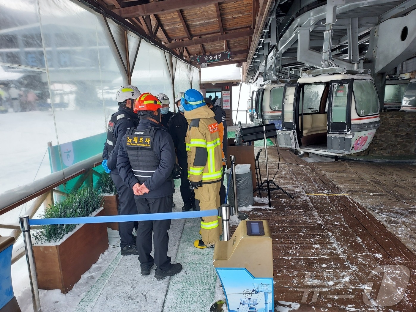 16일 전북 무주 덕유산리조트에 따르면 전날 오후 2시 5분께 리조트에서 운행하는 곤돌라가 멈췄다. 지난 9일에 이어 엿새만에 사고다. 사진은 9일 사고 현장.(전북소방 제공) 2025.1.16/뉴스1