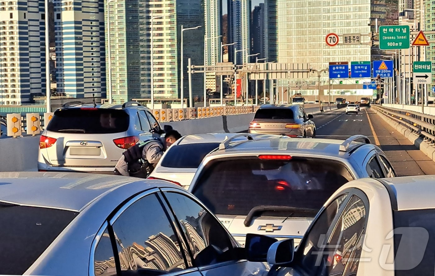 16일 오전 부산 영도구 남항대교에서 5중 추돌 사고가 발생해 경찰이 현장을 통제하고 있다. (부산경찰청 제공)