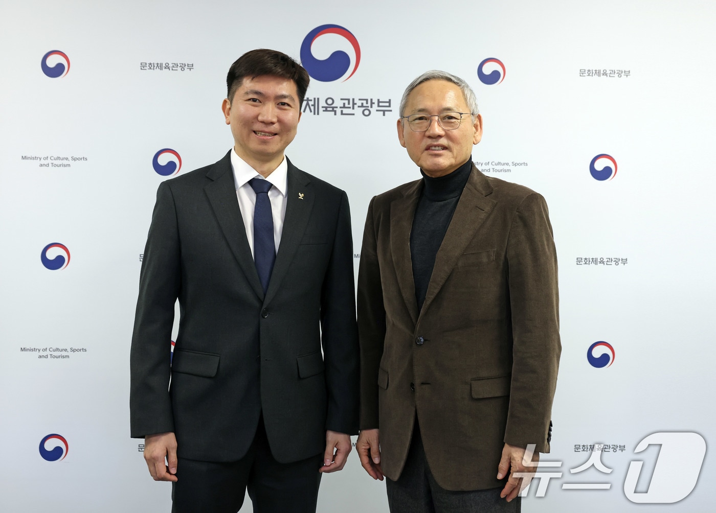 유인촌 문화체육관광부 장관이 16일 서울 종로구 국립현대미술관 회의실에서 유승민 제42대 대한체육회장 당선인과 인사 후 기념촬영을 하고 있다. &#40;문화체육관광부 제공&#41; 2025.1.16/뉴스1