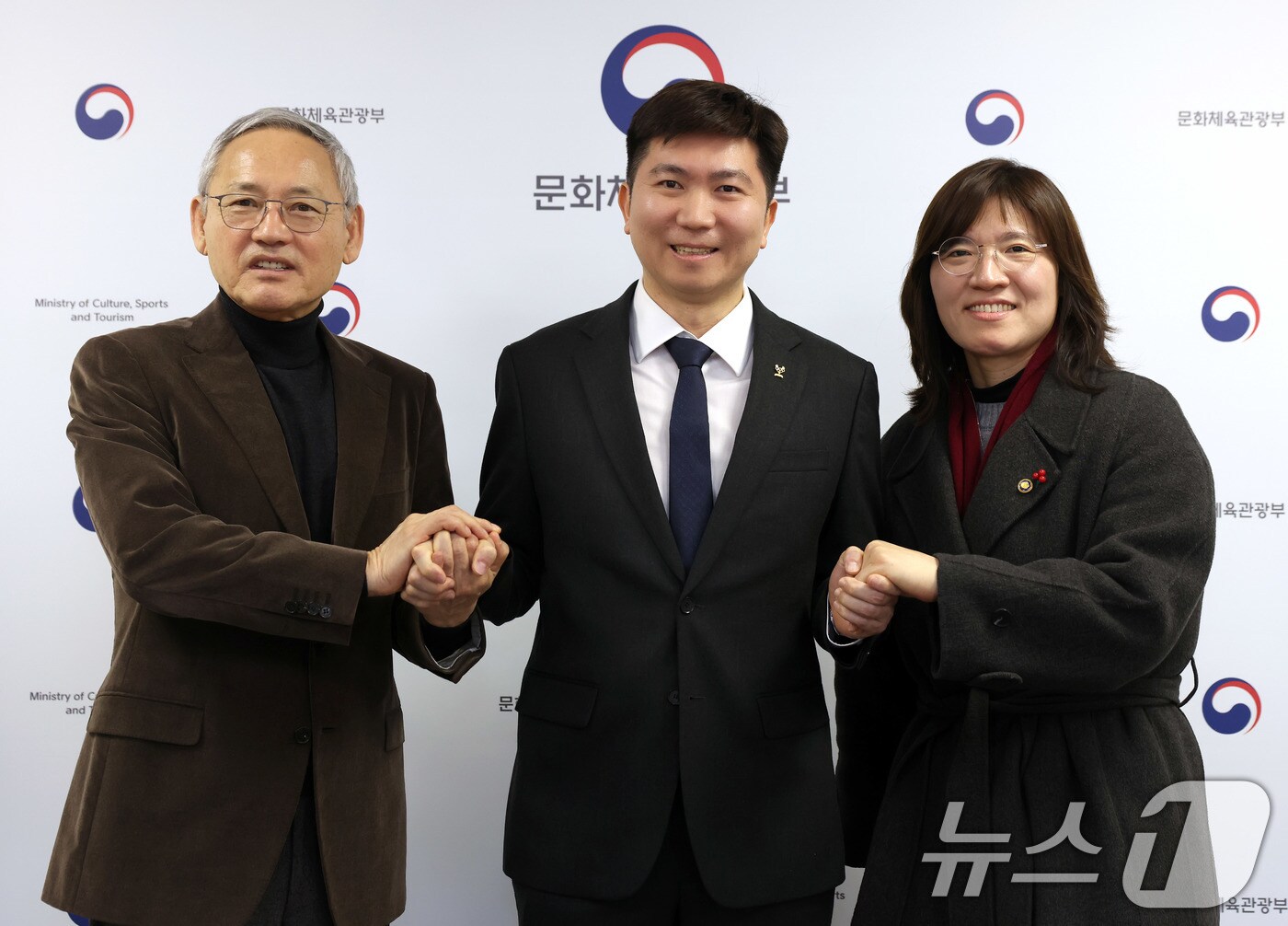 유인촌 문화체육관광부 장관&#40;왼쪽부터&#41;이 16일 서울 종로구 국립현대미술관 회의실에서 유승민 제42대 대한체육회장 당선인과 면담 후 장미란 제2차관과 함께 기념촬영을 하고 있다. &#40;문화체육관광부 제공&#41; 2025.1.16/뉴스1