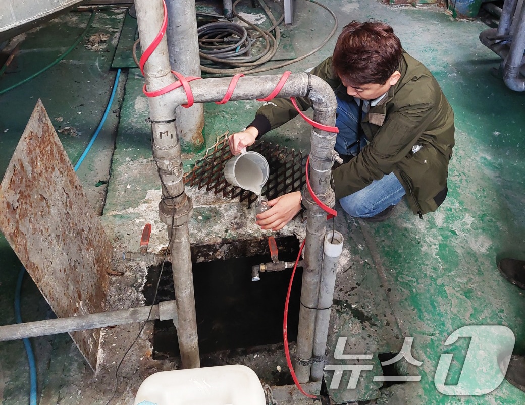 광주시 특별감시반이 환경 오염 물질 배출 사업장을 대상으로 특별 감시활동을 벌이고 있다.(광주시 제공)/뉴스1