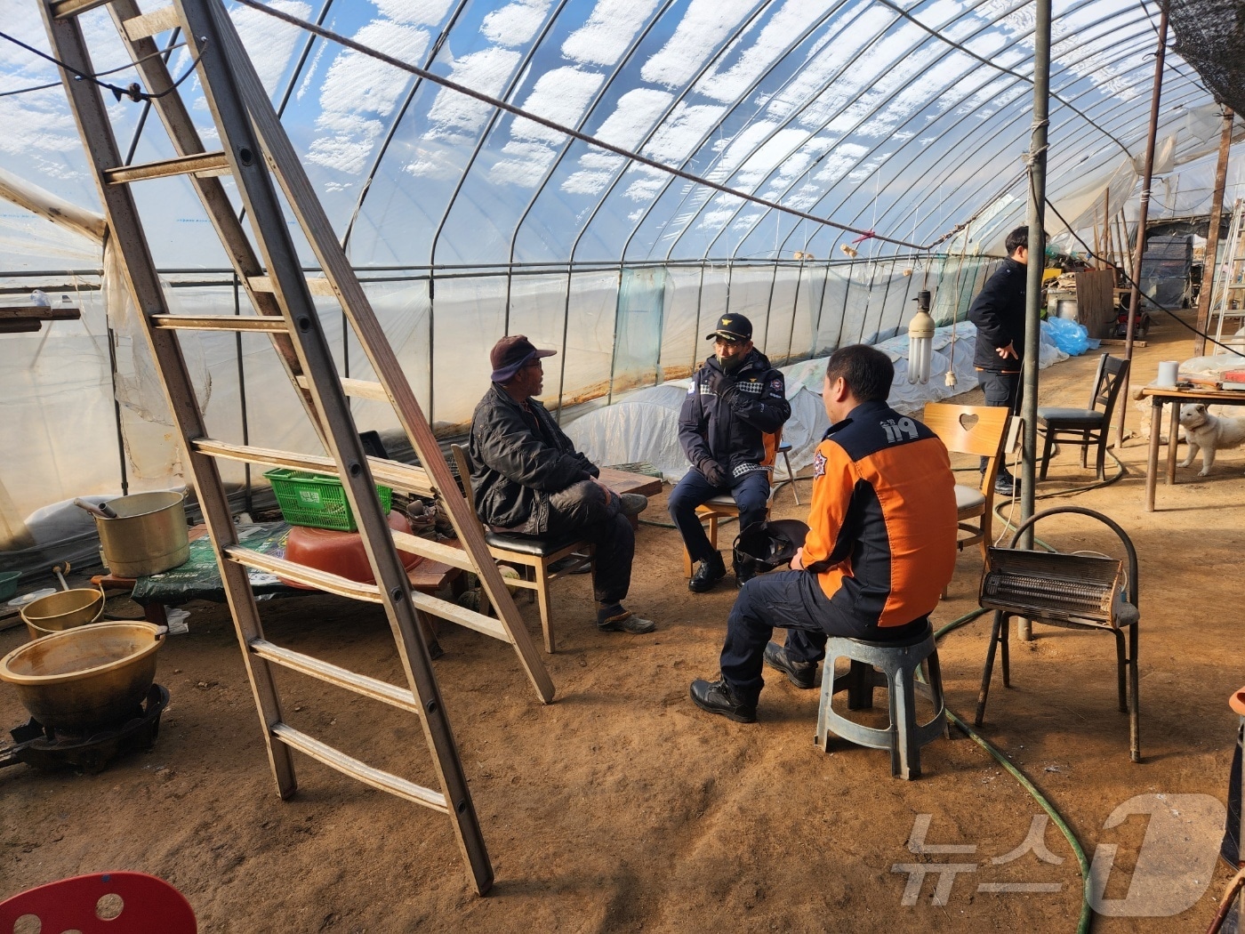 경기 분당소방서가 출동로가 좁고 오래된 주거용 비닐하우스를 대상으로 화재예방 컨설팅을 진행했다.&#40;분당소방서 제공&#41;/