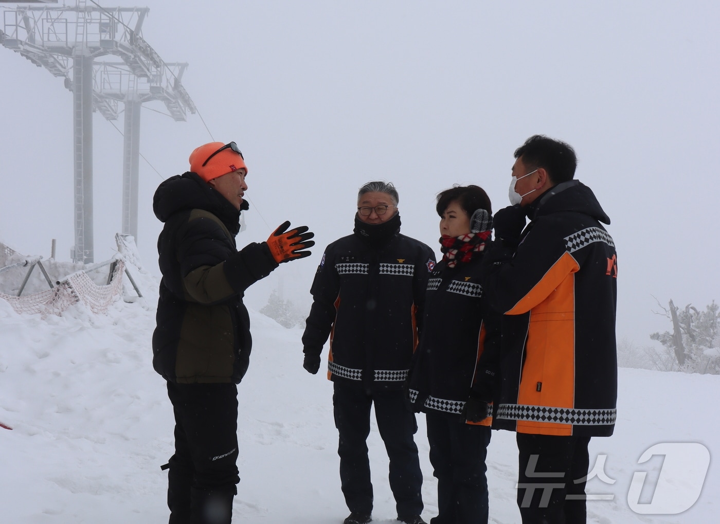 16일 전북소방본부는 최근 곤돌라 멈춤 사고가 잇따라 발생한 무주 덕유산리조트를 방문해 겨울철 안전사고 예방을 위한 현장점검을 실시했다고 밝혔다.(전북소방 제공) 2025.1.16/뉴스1