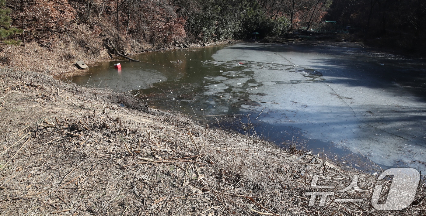 인명 피해가 발생한 대구 달성군 다사읍 서재리 한 저수지에는 경고 안내문 하나 없이 누구나 드나들 수 있는 상태로 방치돼 있다. 2025.1.16/뉴스1 ⓒ News1 공정식 기자