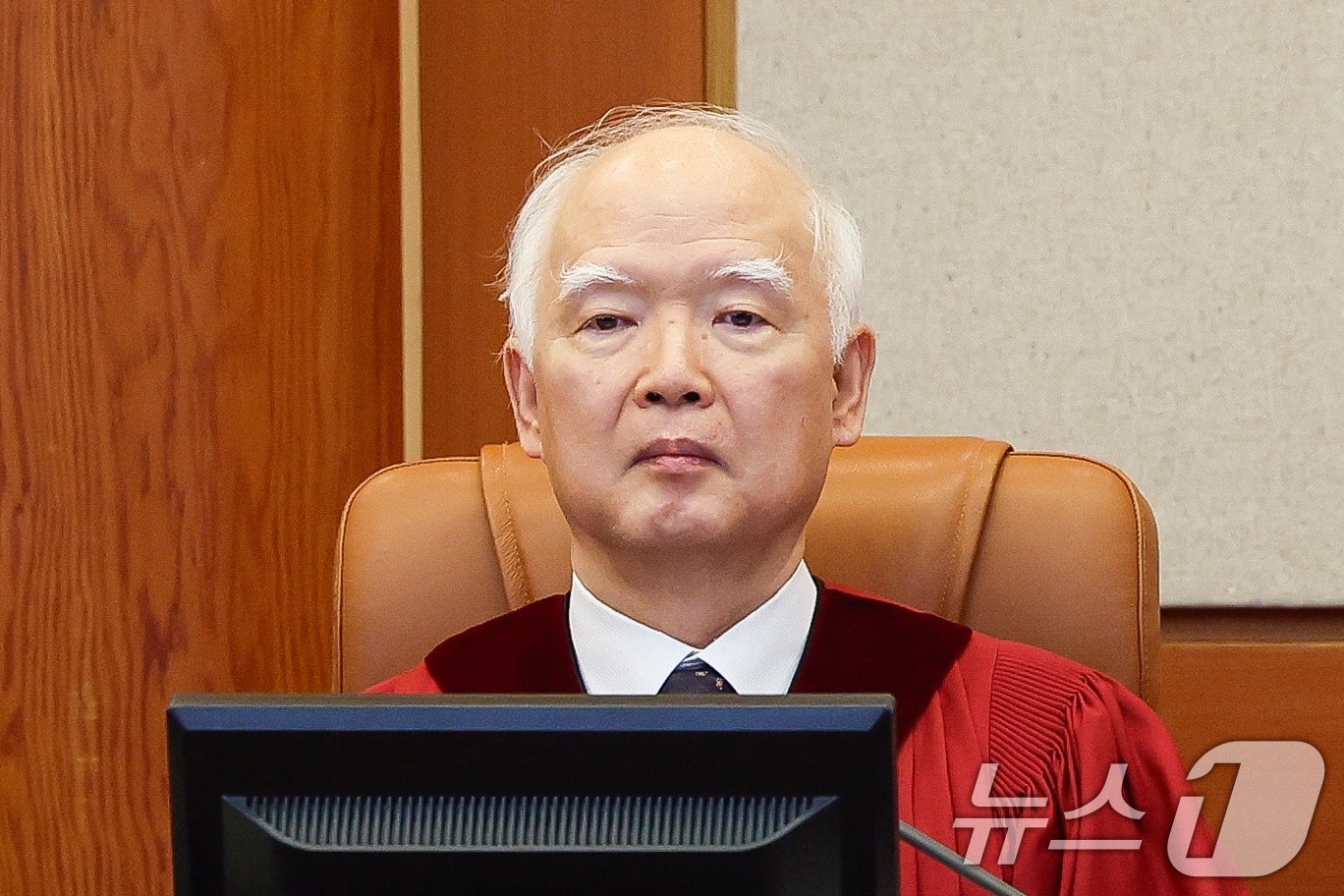 정형식 헌법재판관이 16일 서울 종로구 헌법재판소 대심판정에서 열린 윤석열 대통령 탄핵심판 2회 변론기일에 자리해 있다. &#40;공동취재&#41; 2025.1.16/뉴스1 ⓒ News1 황기선 기자