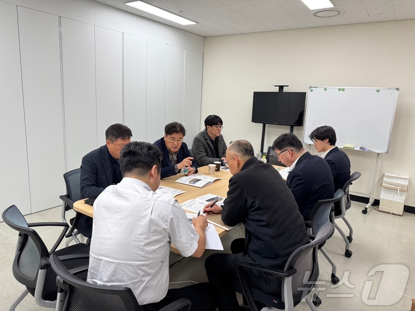 최명서 강원 영월군수가 지난 15일 산업통상자원부와 행정안전부, 기획재정부를 비롯한 정부부처를 찾아 지역 주요 현안사업을 위한 지원을 건의했다. (영월군 제공) 2025.1.16/뉴스1