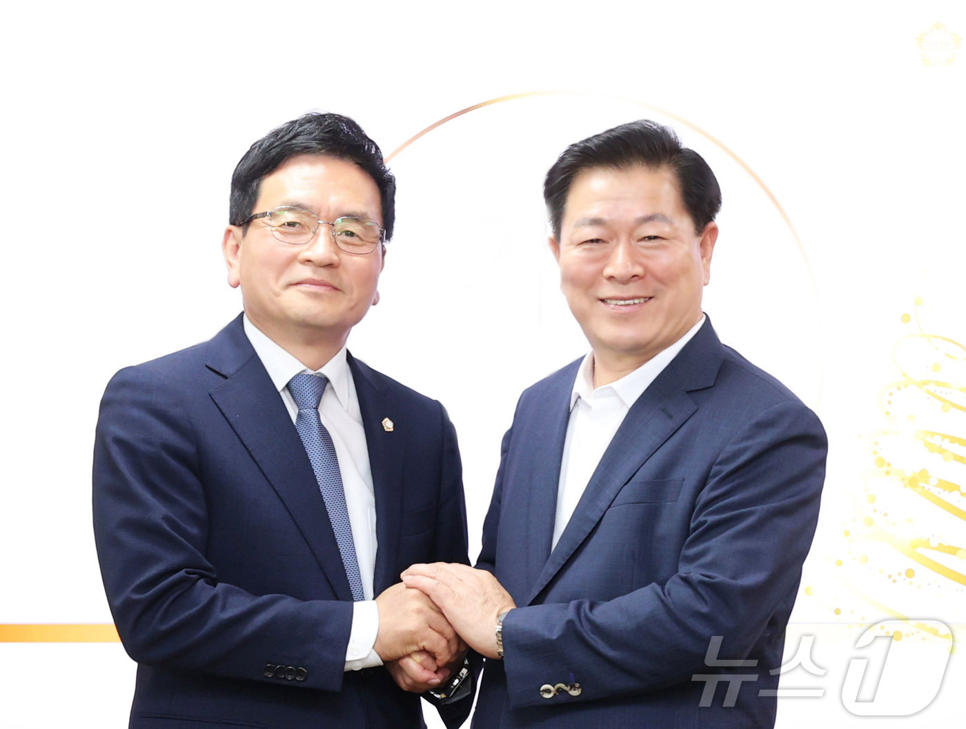 이지석(왼쪽)시의장과 박승원 시장.(광명시 제공)