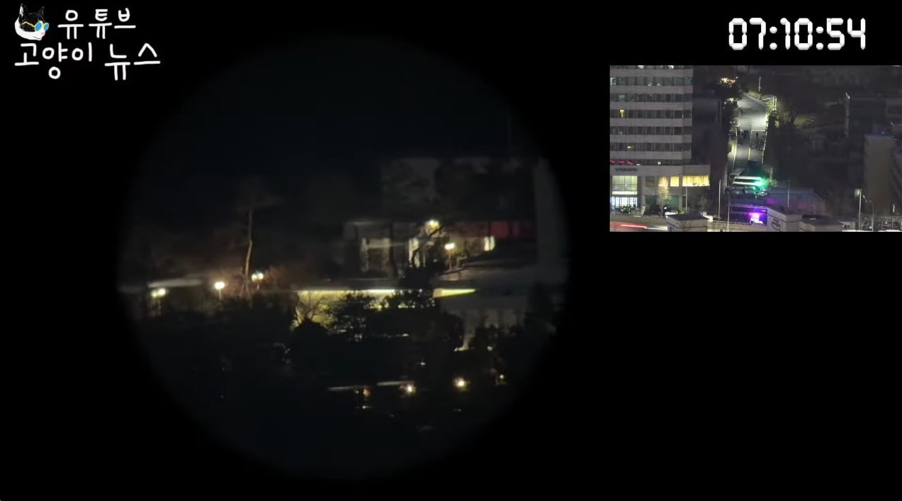  '고양이뉴스' 채널이 지난 14일 밤부터 약 12시간 동안 서울 용산구 한남동 대통령 관저 등을 생중계한 영상 중 한 장면. ('고양이뉴스' 갈무리)