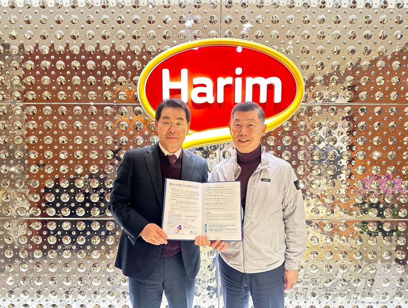 권익현 군수(왼쪽)가 김홍국 새만금위원회 민간위원장(하림그룹 회장)을 만나 새만금 7공구의 산업단지 전환을 요청했다.(부안군 제공)20225.1.16/뉴스1