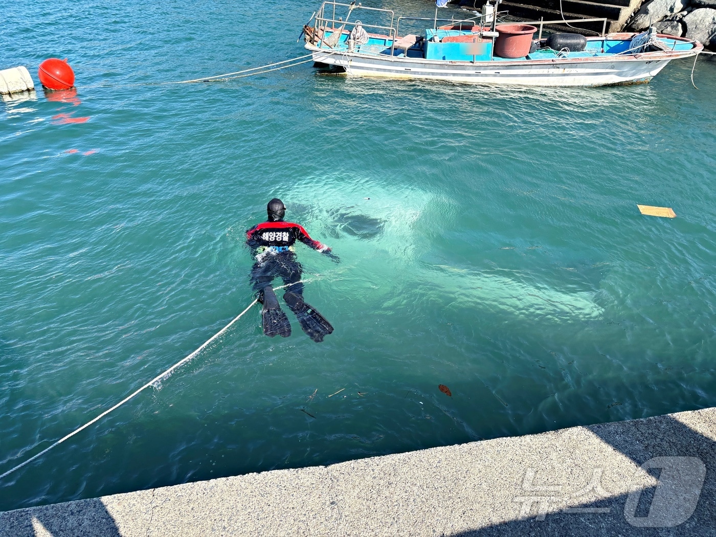 사고 차량 내부를 수색하고 있는 구조대원.(사천해경 제공)