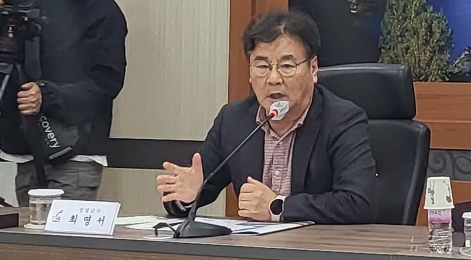 최명서 강원 영월군수가 지난 16일 오후 군청에서 '2025년 영월군 출입기자 신년간담회'를 열고 영월읍 덕포리 신시가지 조성사업에 대한 입장을 밝히고 있다. 2025.1.17/뉴스1 신관호 기자.