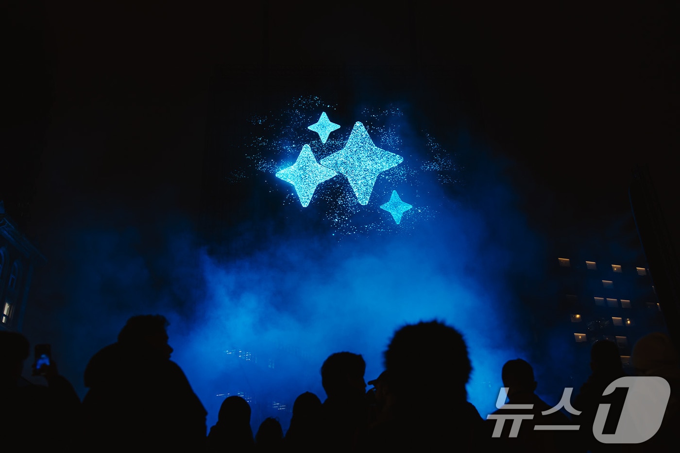 삼성전자가 갤럭시 언팩 2025를 앞두고 15일(현지시각) 영국 런던 쇼디치 지역 30m 상공에 대형 홀로그램 쇼케이스를 통해 모바일 인공지능(AI) 시대를 미리 엿볼 수 있는 기회를 제공했다고 17일 밝혔다. (삼성전자 제공) 2025.1.17/뉴스1