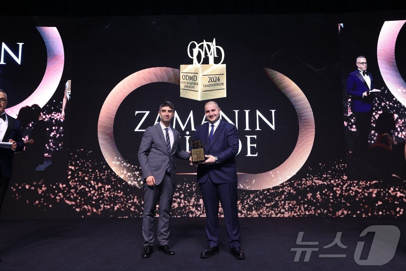  KGM은 튀르키예에서 2024년 가장 빠르게 성장한 브랜드로 선정되는 영예를 안았다. ODMD 시상식. 사진 오른쪽 튀르키예 대리점 대표. (KGM 제공)