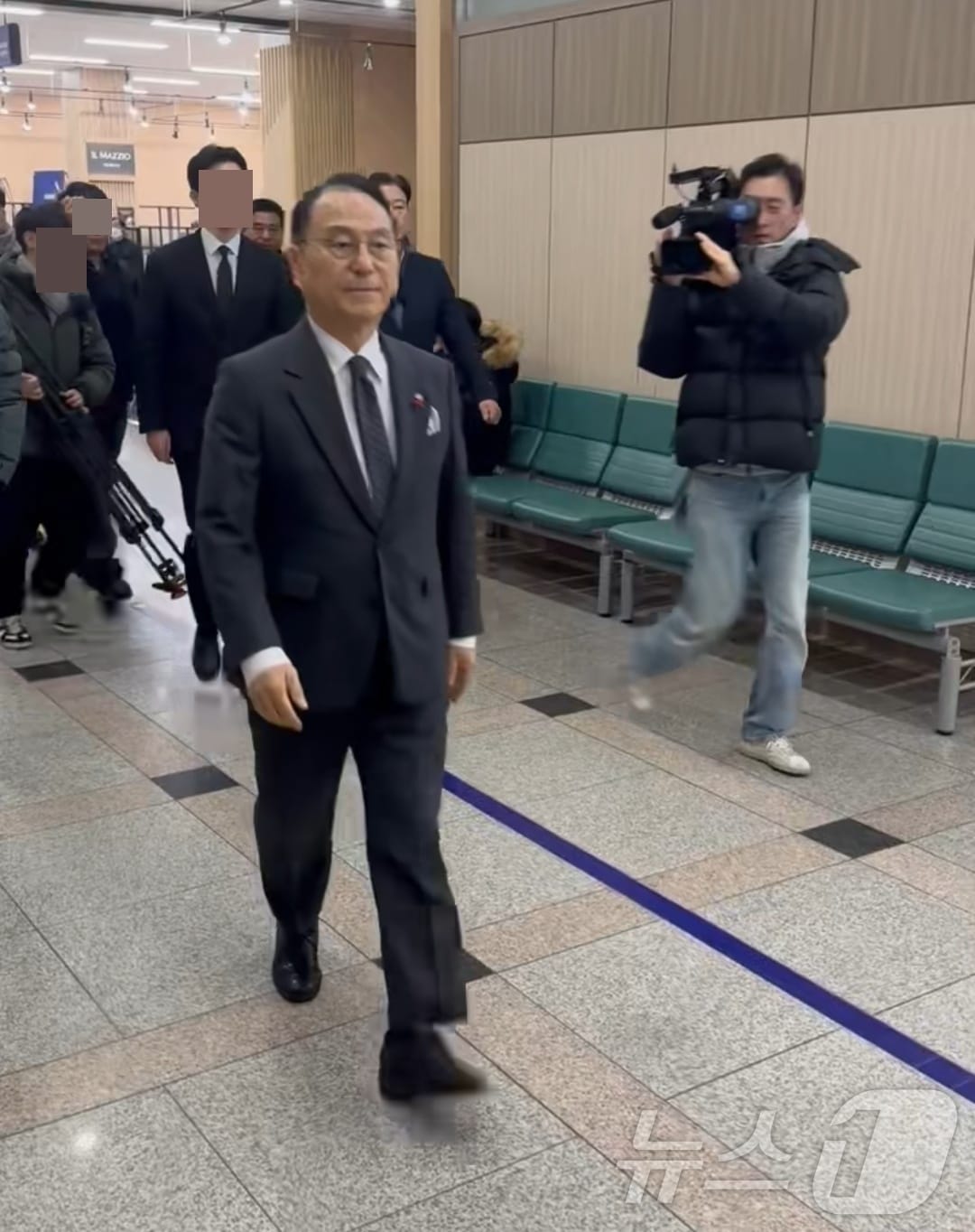 17일 대전고법에서 박상돈 천안시장이 파기환송심 선고 재판을 받기 위해 법정으로 이동하고 있다. 2025.1.17/뉴스1 ⓒ News1 허진실 기자